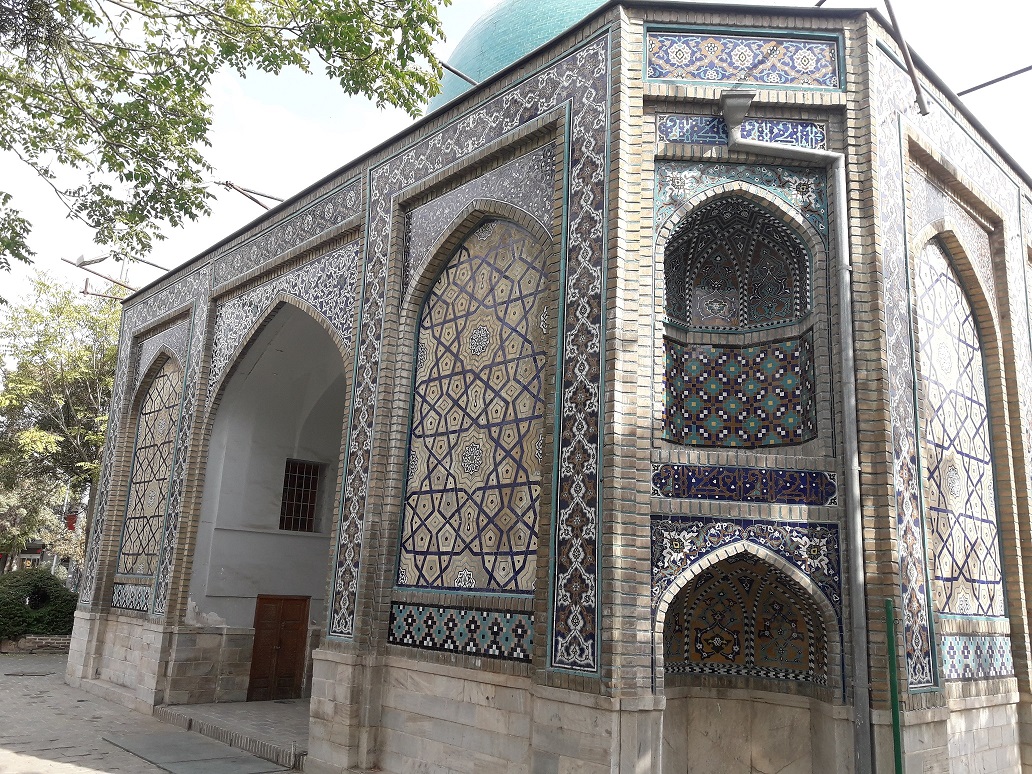 کاشی‌های نمای بیرونی بنای تاریخی گنبد سبز مشهد مرمت و بازسازی شد